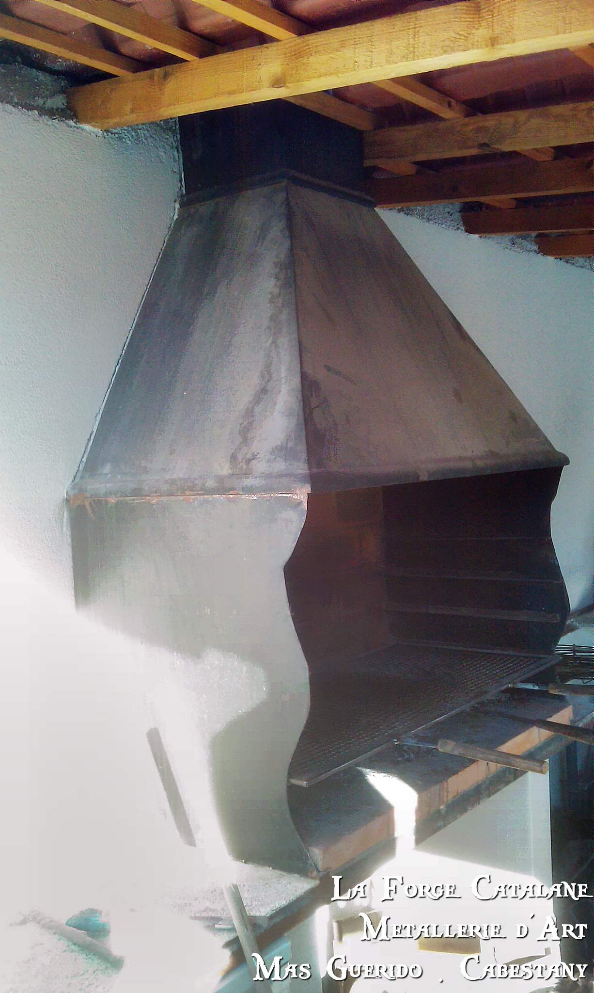 Hotte barbecue et grille forge catalane.jpg